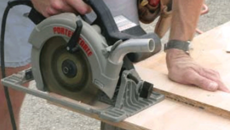 saw-cutting-plywood