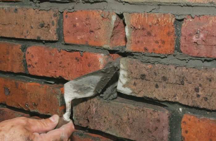 using a brick trowel for short vertical joints