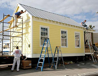 Steve Mouzon和Andres Duany开创了卡特里娜小屋的概念，这个概念发展成为了当代微型住宅的趋势。图片来源:密西西比irenewal.com