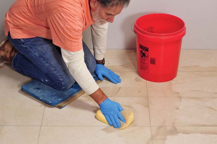 Shape the joints with a wet sponge and clean the face of the tile. Use plenty of water.
