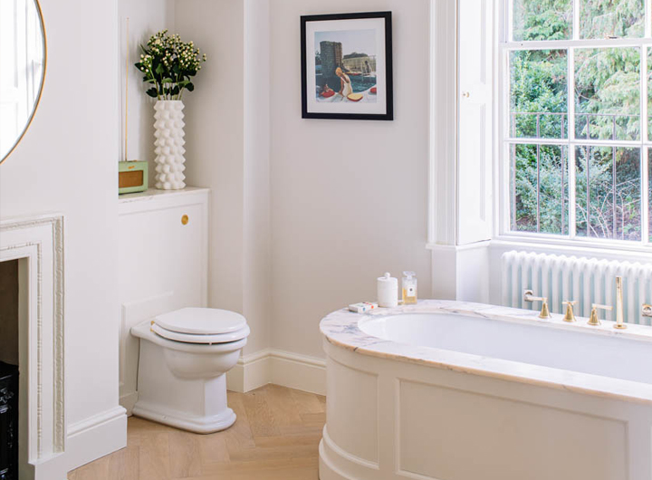 Bathroom walls painted off-white with Mylands Holland Park No. 5 from the Colours of London collection, the perfect palette for picking paint colors.