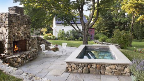 Plunge pool with a stone side